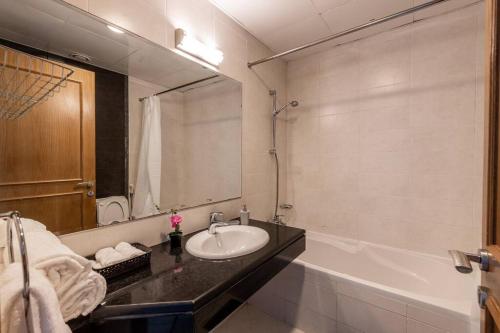 阿布扎比Super 2 Bedroom Sea View的浴室配有盥洗盆和浴缸。