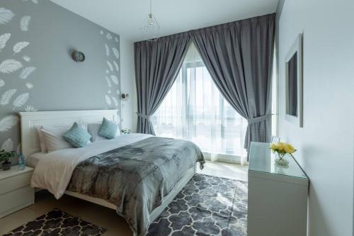 阿布扎比Super 2 Bedroom Sea View的一间卧室设有一张床和一个大窗户