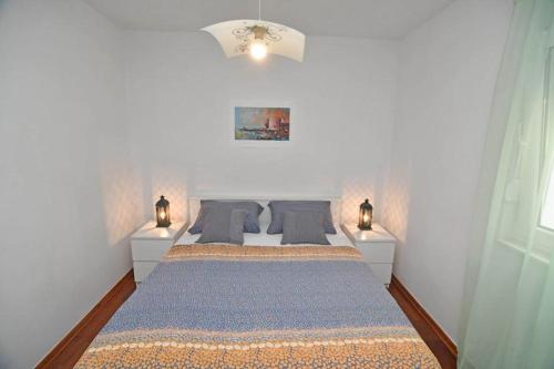 杜布罗夫尼克Verica house的一间卧室配有一张大床和两盏灯
