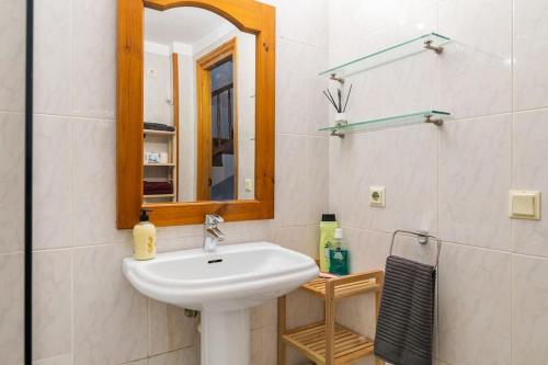 塔马留Seamount, a beautiful house overlooking Tamariu的一间带水槽和镜子的浴室