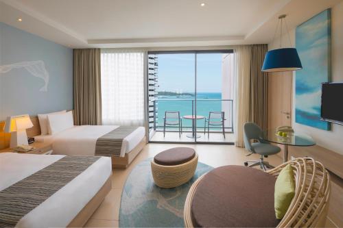 芭堤雅市中心芭堤雅假日酒店的酒店客房设有两张床,享有海景。
