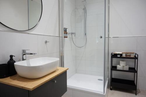 帕德博恩Südstadt-Apartment im Herzen von Paderborn的浴室配有白色水槽和淋浴。