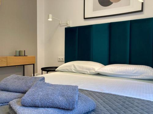 甘迪亚海滩Apartament Bari Playa的一张带蓝色床头板的床和两个枕头