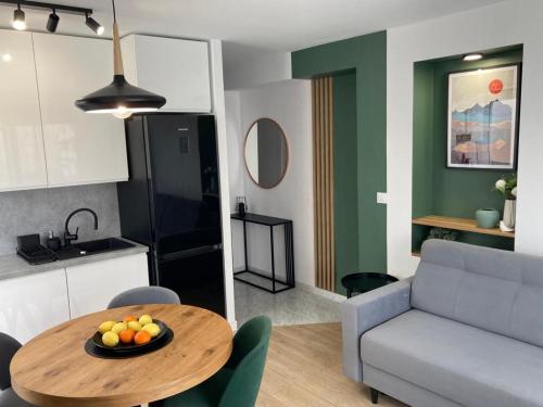 甘迪亚海滩Apartament Bari Playa的厨房以及带桌子和沙发的客厅。