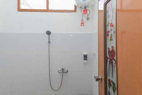 巴图RedDoorz at WR Supratman Batu的带淋浴喷头的浴室