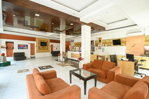 新德里Hotel Krishna - By RCG Hotels的带沙发和桌子的大客厅