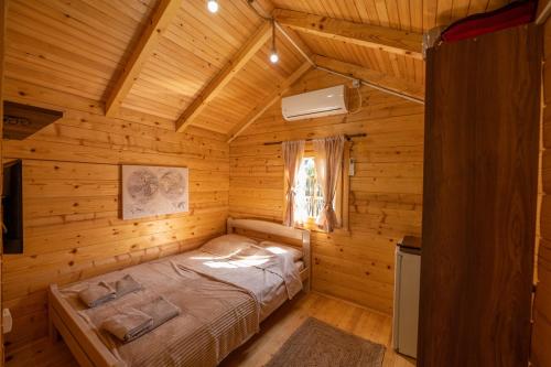 波德戈里察Via river的小木屋内一间卧室,配有一张床
