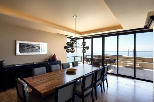 圣何塞德尔卡沃Casa Maat at JW Marriott Los Cabos Beach Resort & Spa的用餐室配有大型木桌和椅子