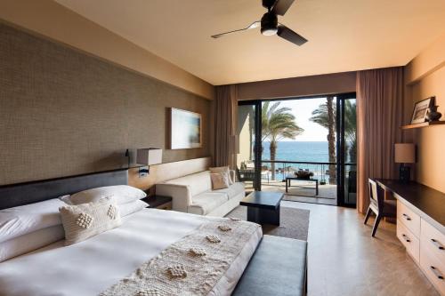 圣何塞德尔卡沃Casa Maat at JW Marriott Los Cabos Beach Resort & Spa的一间卧室配有一张床,享有海景