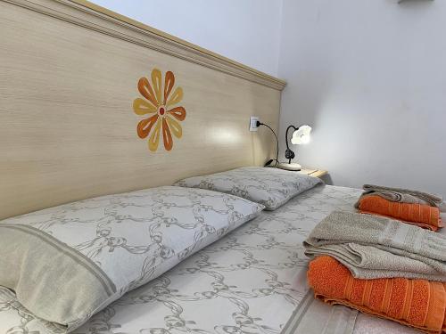 奥罗塞伊Vistamare的一间卧室设有两张床,墙上挂着一朵花