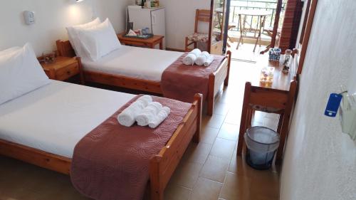 圣加利尼Loggia的酒店客房,配有两张带毛巾的床