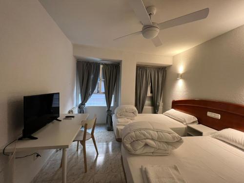 塔拉韦拉·德·拉·雷纳拉埃姆巴雅达旅馆的酒店客房设有两张床和电视。
