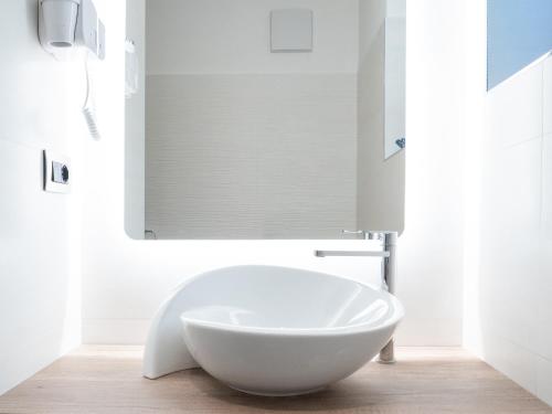 科姆梅扎杜拉阿尔玛匝格酒店的白色的浴室设有大型白色碗水槽