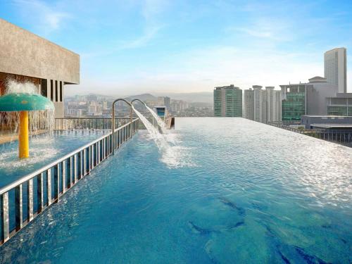吉隆坡宜必思吉隆坡市中心酒店 的建筑物屋顶上的游泳池