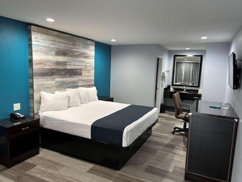博伟公园波托拉布埃纳公园旅馆&套房酒店的酒店客房配有一张床、一张书桌和一张书桌。