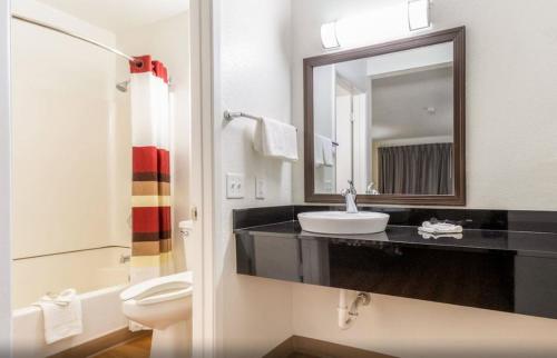 凤凰城Red Roof Inn Phoenix- Midtown的一间带水槽和镜子的浴室
