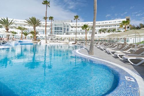 科斯塔卡玛Labranda Golden Beach Only Adults的一个带躺椅的游泳池和一间酒店