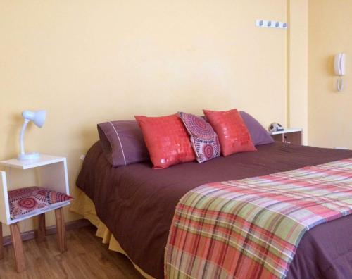 布宜诺斯艾利斯Sweet and Little Home的一间卧室配有带色彩缤纷枕头的床