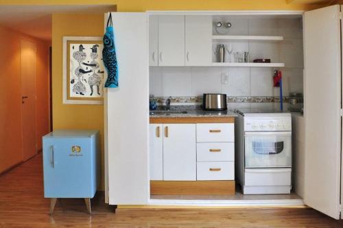 布宜诺斯艾利斯Sweet and Little Home的厨房配有白色橱柜和蓝色垃圾桶