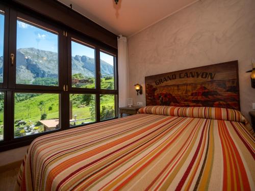 拉普拉萨波斯塔德尔卡明里尔旅馆的一间卧室设有一张大床和大窗户