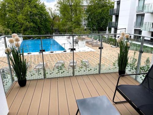 科沃布热格Klif Apartamenty Nadmorskie Tarasy的享有游泳池景致的阳台