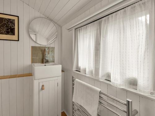 坎特伯雷Pass the Keys Stunning Open Plan Home in City的白色的浴室设有水槽和窗户。