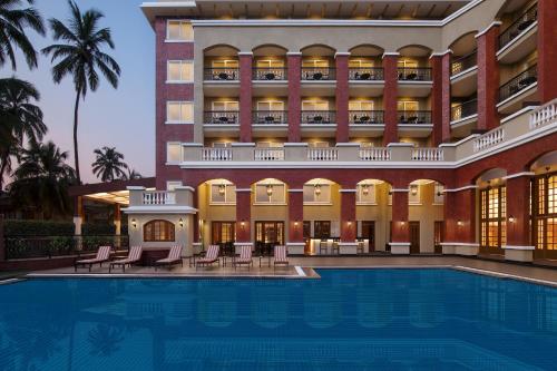 卡兰古特Fairfield by Marriott Goa Calangute的大楼前设有游泳池的酒店