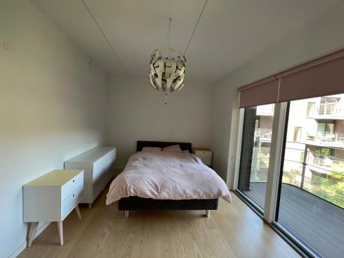 哥本哈根Copenhagen centre luxury apartment - Østerbro的一间卧室配有一张床和一个吊灯