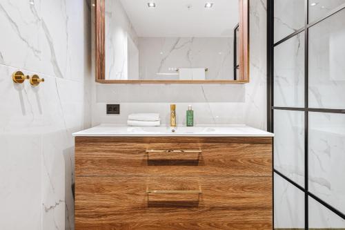 特罗姆瑟Enter St Elisabeth Suites & Spa的一间带水槽和镜子的浴室