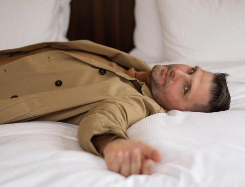 帕兰加Kerpė Hotel & SPA的躺在床上的男人