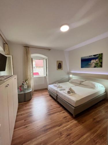 斯塔里格勒Residence Bella的一间卧室设有一张大床,铺有木地板