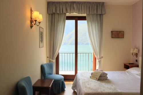 瓦尔索达斯特拉'意大利酒店的酒店客房设有一张床和一个享有美景的窗户。