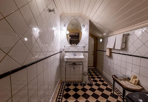 达伦达伦酒店的一间带水槽和镜子的浴室