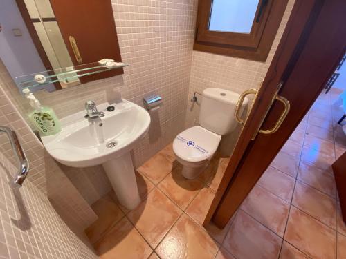 卡莱利亚德帕拉弗鲁赫尔Apartamento con espectaculares vistas al Mediterráneo的一间带卫生间和水槽的浴室