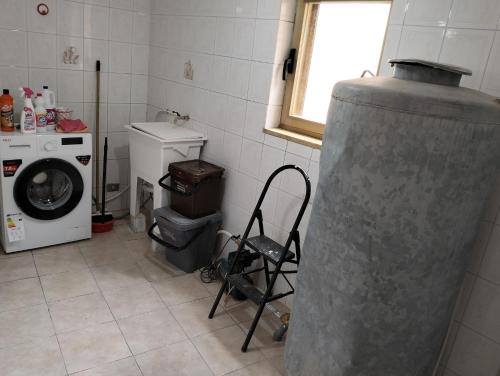 雷焦卡拉布里亚HOUSE MIRIAM的洗衣房配有洗衣机和洗衣机