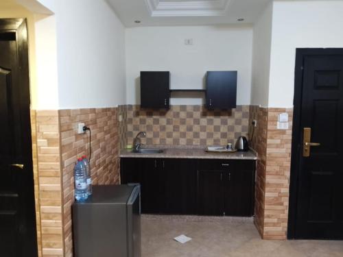 索瓦马Dead sea 2 bedroom apartment at Astana的厨房配有水槽和台面
