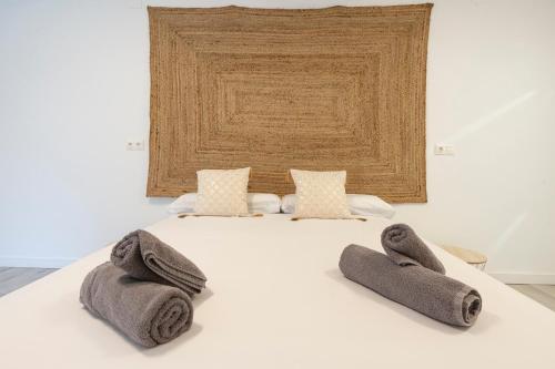 阿利坎特Ereta rooms的一间卧室配有带毛巾的床