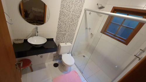 蒙特韦尔迪MonteVerdeMG, Fibra Óptica, fácil acesso, térrea .的一间带卫生间、水槽和镜子的浴室