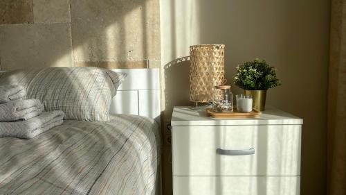 比戈沃Seafront apartments的卧室配有一张床,床头柜位于床边。