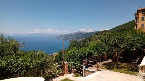 卡莫利La casa di sotto by PortofinoVacanze的从山丘上欣赏海景