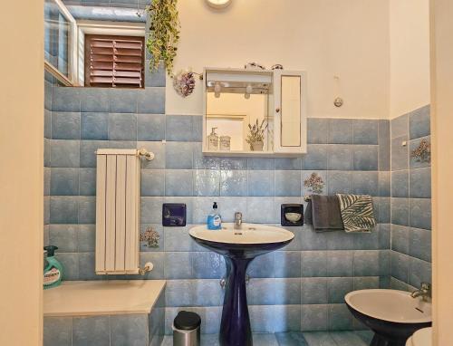 布罗托尼贾Apartment Alba的一间带水槽、浴缸和镜子的浴室