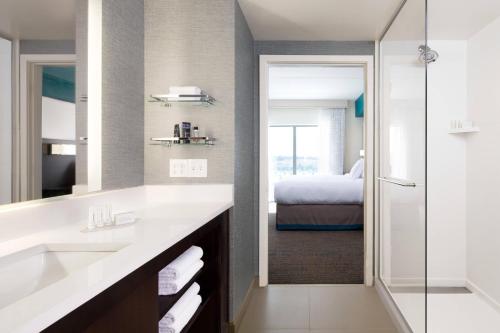 费尔菲尔德Residence Inn by Marriott Fairfield Napa的一间带水槽的浴室和一间卧室