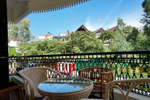 埃尔加德Forest View Resort的阳台配有桌椅和围栏。
