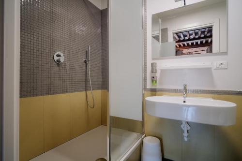 热那亚Le stanze del Piccadilly的一间带水槽和淋浴的浴室