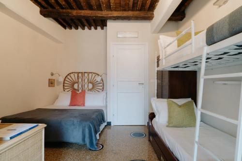 热那亚Le stanze del Piccadilly的一间卧室配有一张双层床和一张双层床。