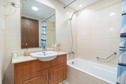 拉斯阿尔卡麦Studio in Al Hamra Village with Sea View的浴室配有盥洗盆和浴缸。