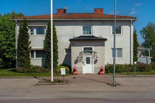 莫拉Vandrarhemmet Stranden的白色的大房子,有白色的门