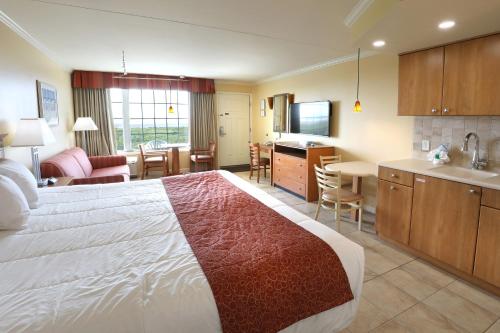 威尔伍德克拉斯特百合花海滩汽车旅馆的酒店客房设有一张大床和一个厨房。