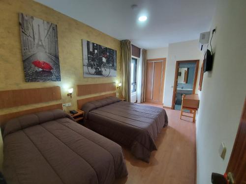阿尔巴塞特卡斯蒂利亚酒店的一间酒店客房,房间内设有两张床