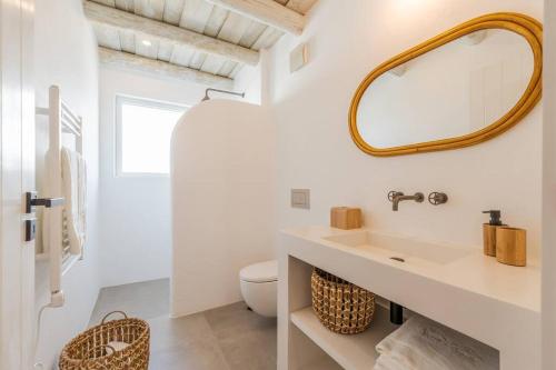 孔波尔塔Villa da Comporta - Apartamento T3的一间带水槽和镜子的浴室